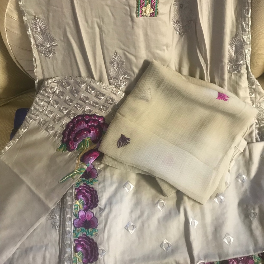 Dress - Picture 7 of 7